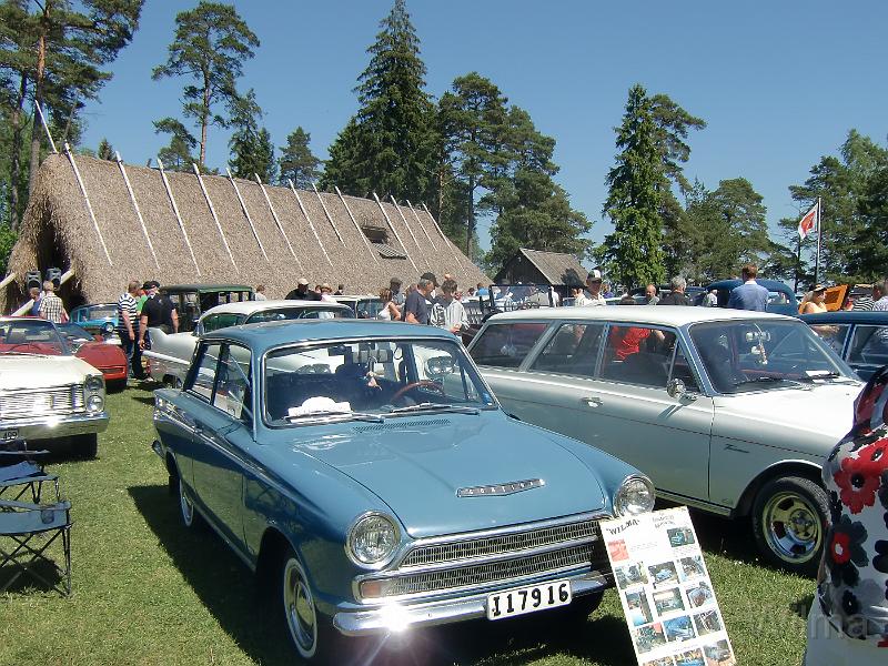 CIMG5091.JPG - Wilma på  Motorhistoriska dagen 6 juni 2011 på Lojsta Slott Gotland. Många bilar var det och Tanusen 20 M Combi är Eddy;s  ( som har Buttleskroten )