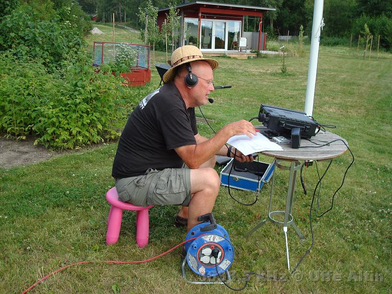 023.JPG - SM0FOI Örjan kör portabelt hos sin son ute på Ekerö.