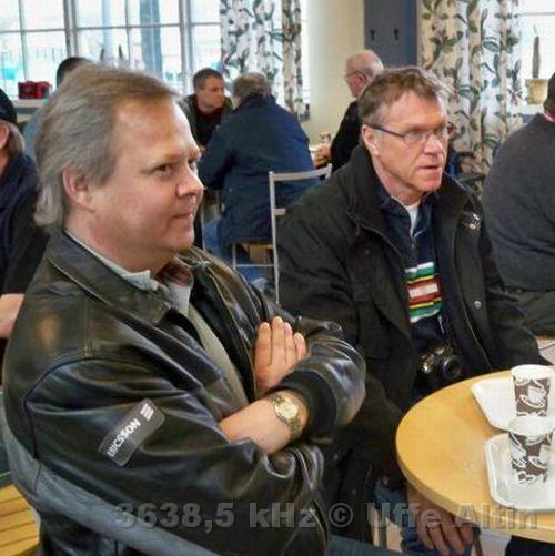 2001_SM4JDP SM1NI fikar.jpg - Fika innan loppisen börjar i Eskilstuna 2009. SM4JDP Peter och SM1NI Uffe.