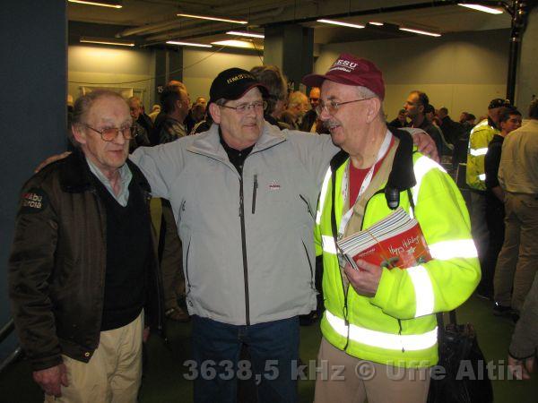 61_SM3HIP SM3IRD SM0MJE_2305.JPG - SM3HIP Göran och i mitten SM3IRD Rolf samt SM0MJE Ove samtalar om dagens fynd på loppisen E-tuna 2009