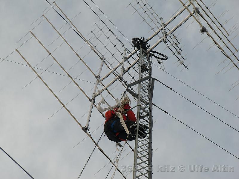 CIMG0630.JPG - Pontus monterar nya väderstationen  på 18 meters höjd i Vänge. www.altin.se Vänge.