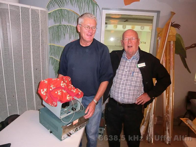 CIMG6657.JPG - SA0BRW Christer och SM0FOI Örjan på loppis i Haninge 1 okt. 2011.