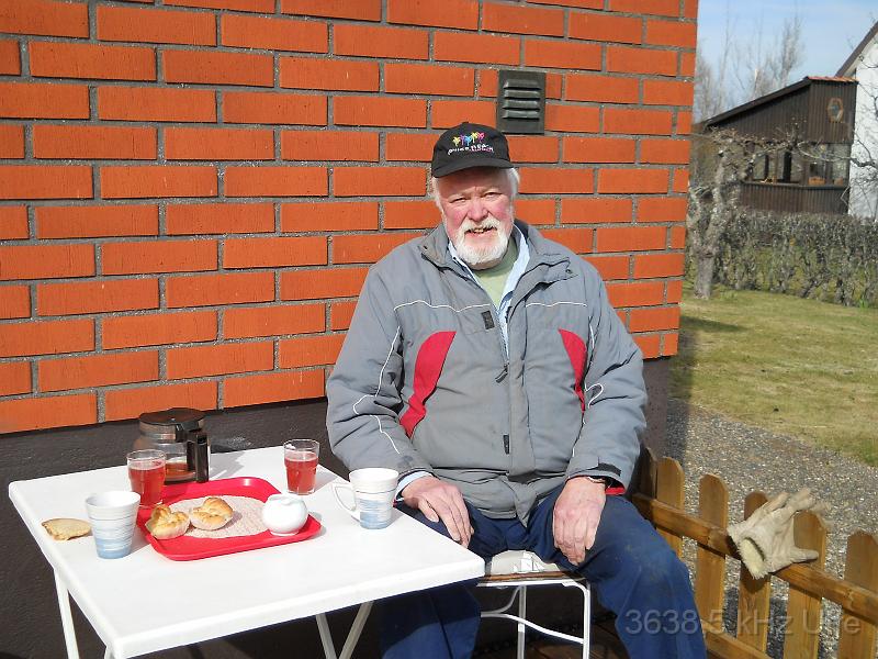 DSCN0030.JPG - SM5PWZ Lennart tar en paus med fika. MOTALA bor Lennart