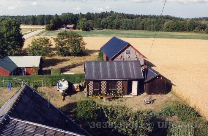 Gotland 97.jpg - Husen i Vänge Gotland då vi hade båt att fiska med på 1980-talet. Lilla huset står nu tillvänster om båten som var ca 5 meter med en 10 hk motor.