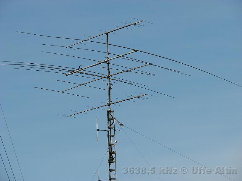 IMG_4876.JPG - Lilla masten (12 meter) med mod. C3 samt 5 el för 50 MHz 2 st för 144 MHz 2 st dipoler 144 MHz på masten