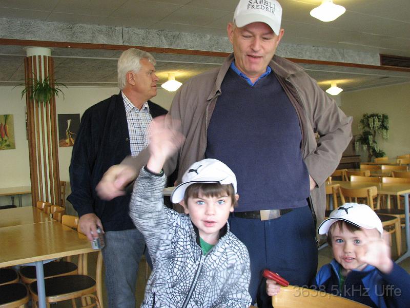 SA0BLI Fredrik med barn_5188.JPG - Sa0BLI Fredrik med sina söta killar i väntan på fika på loppisen i Haninge 2 oktober 2010. Bakom står Ulf SM5DWK.