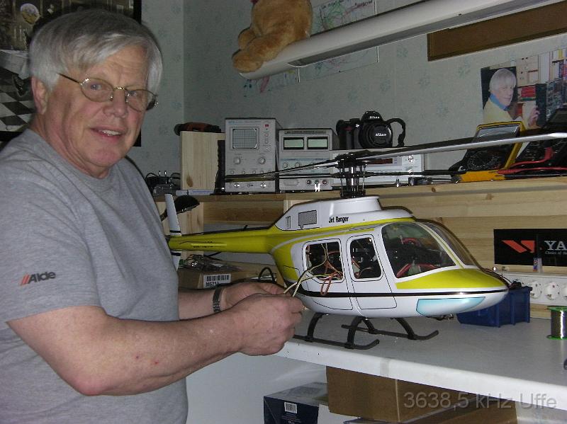 SANY0004.JPG - SM7ILC Christer med en av hans RC-Helikoptrar Bell Jet Ranger.