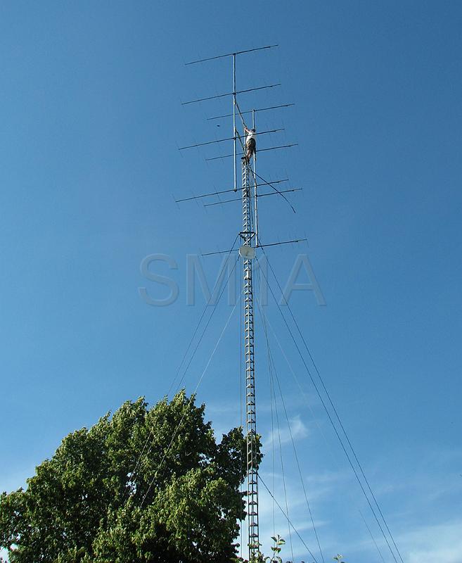 an4.jpg - I'm mounting antenna system.