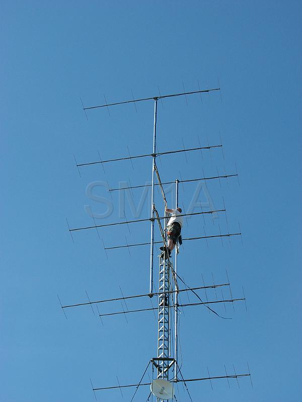 an5.jpg - I'm mounting antenna system.