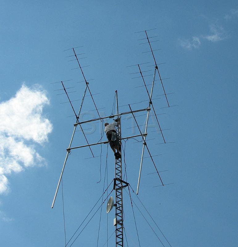 an86.jpg - Looks like antenna system...