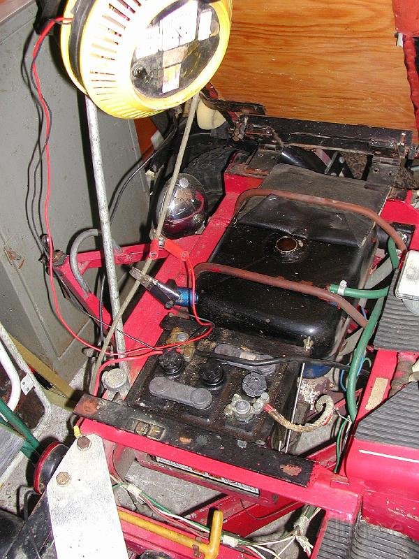Dscn2159.jpg - Batteriet är 6 Volt ett som sitter i Volkswagen. Bensintanken rymmer 10 liter och i mitten på tanken sitter bränslemätaren.