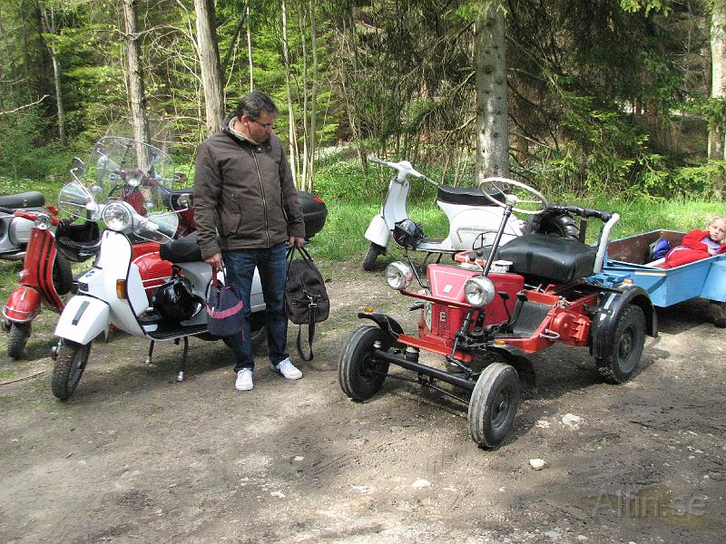 IMG_2900.JPG - Träff i Tjaukle med de andra i Vespaklubben 17 maj 2009. Ronny kollar vaför jag har 4 hjul och han har bara 2 st. Vi åker ju båda Vespa.