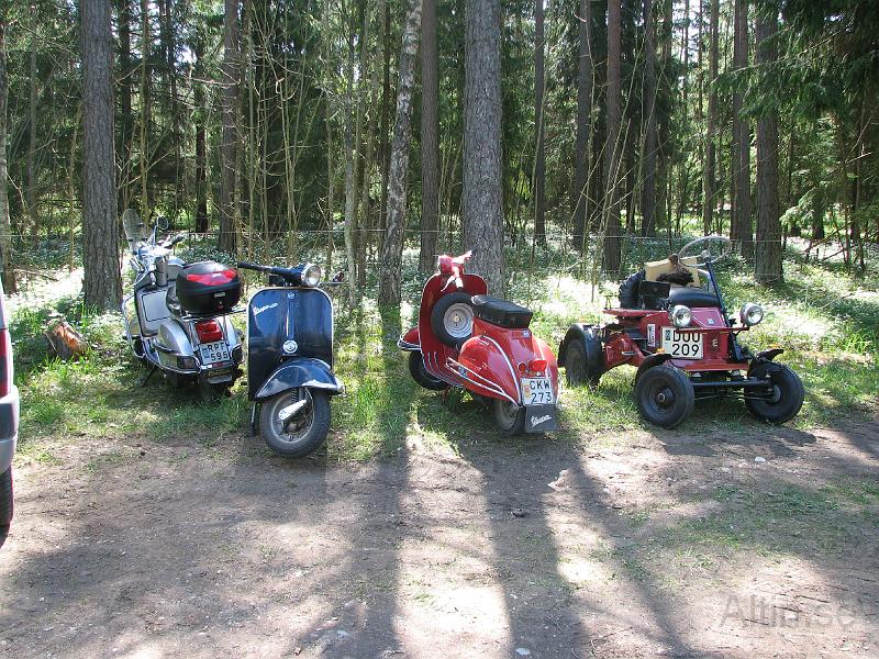 IMG_6538.JPG - Jag är medlem i Visby Vespaklubb. Men det är så att de kör bara i från mig.