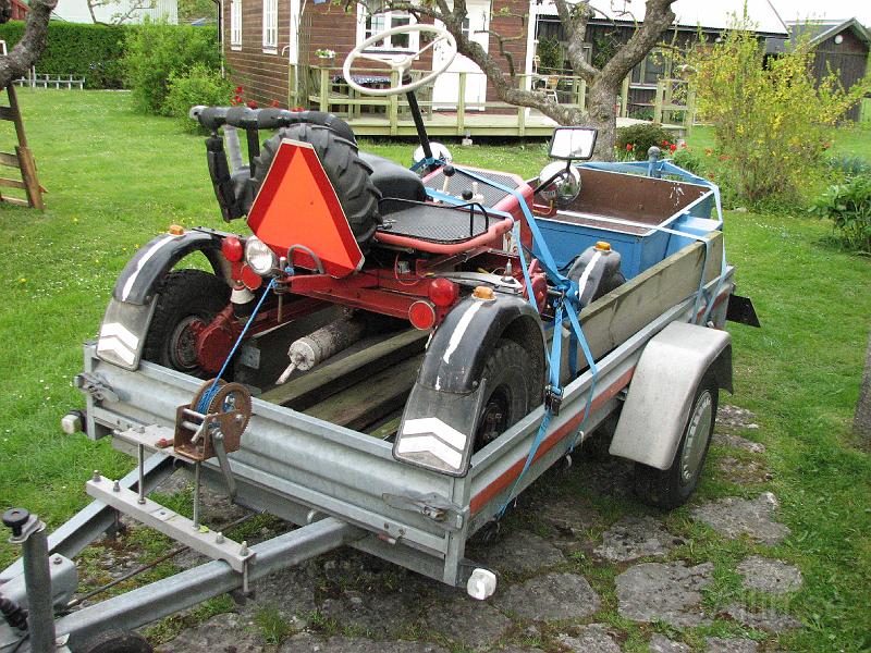 Släp+trakto+släp_2957.JPG - Så här lastar jag traktor och vagn när jag åker påträff eller utställning långt hemifrån där det tar för lång tid att köra på väg.